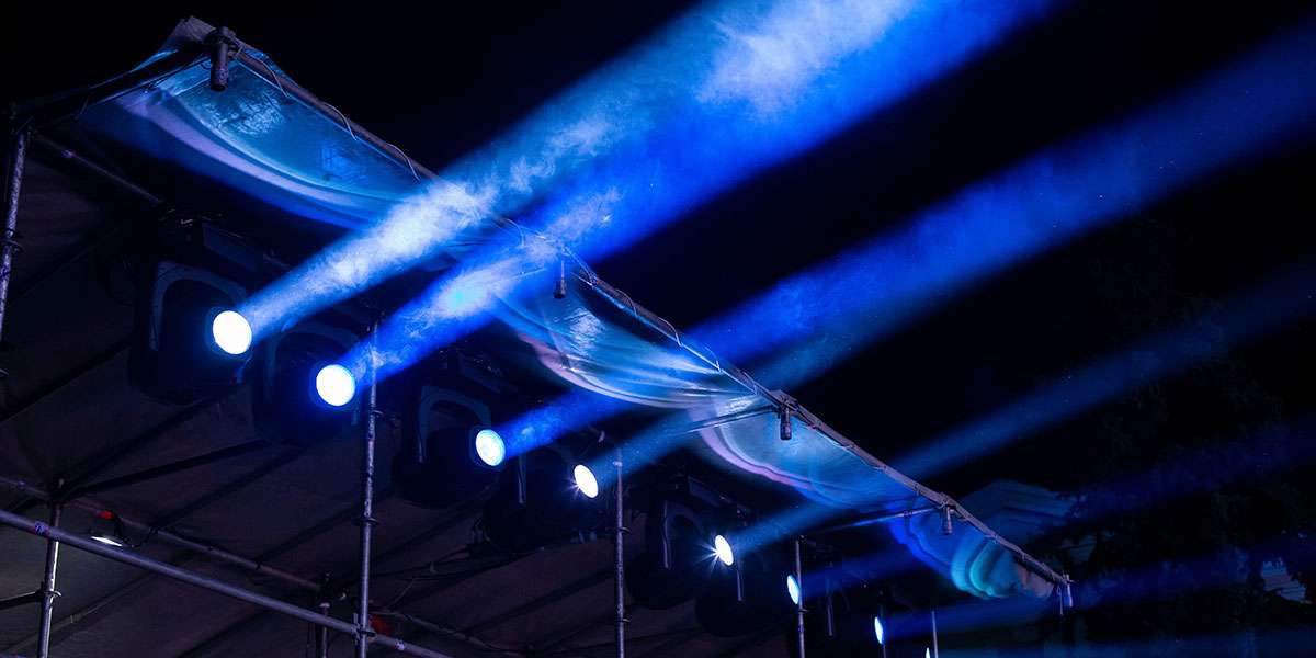 Técnicas de iluminación para crear ambientes impactantes en eventos