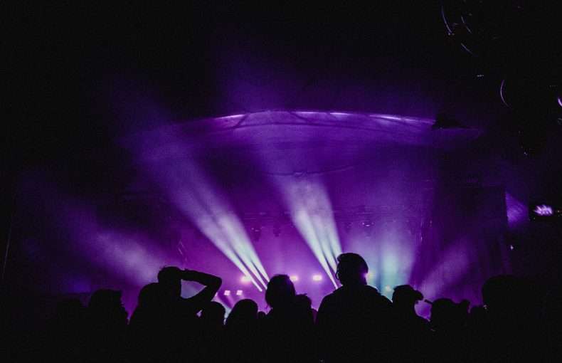 Técnicas de iluminación para crear ambientes impactantes en eventos